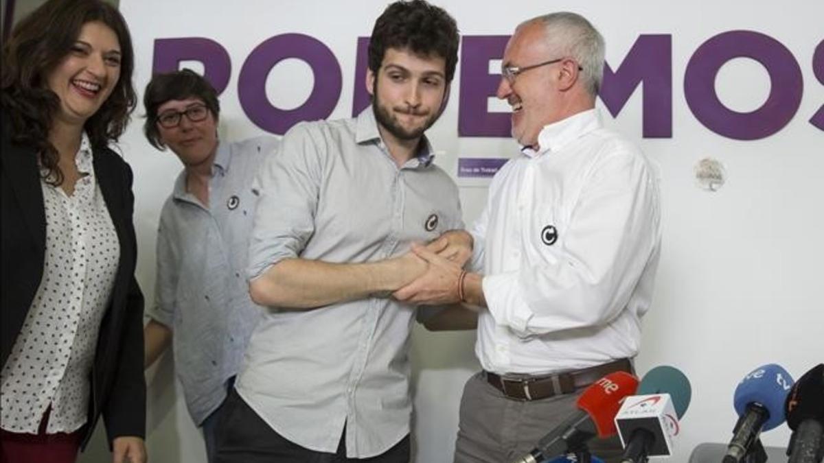 El nuevo secretario general de Podemos en la Comunitat Valenciana, Antonio Estañ, con su predecesor, Antonio Montiel, este lunes.