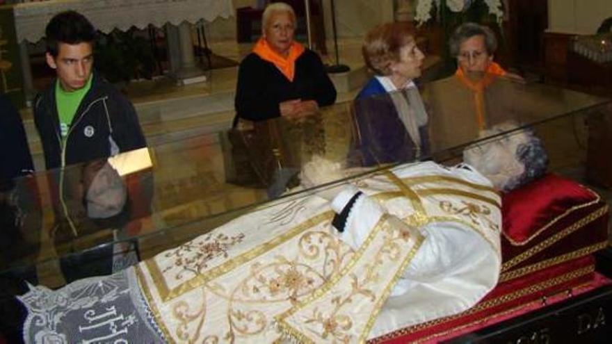 Cientos de villenenses visitaron la reliquia de Don Bosco en Villena.