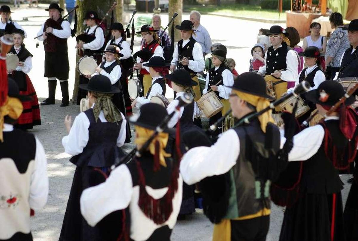 Conceden el Salmón de Ouro al ciclista Álex Marque y a la Banda de Gaitas de Barbude