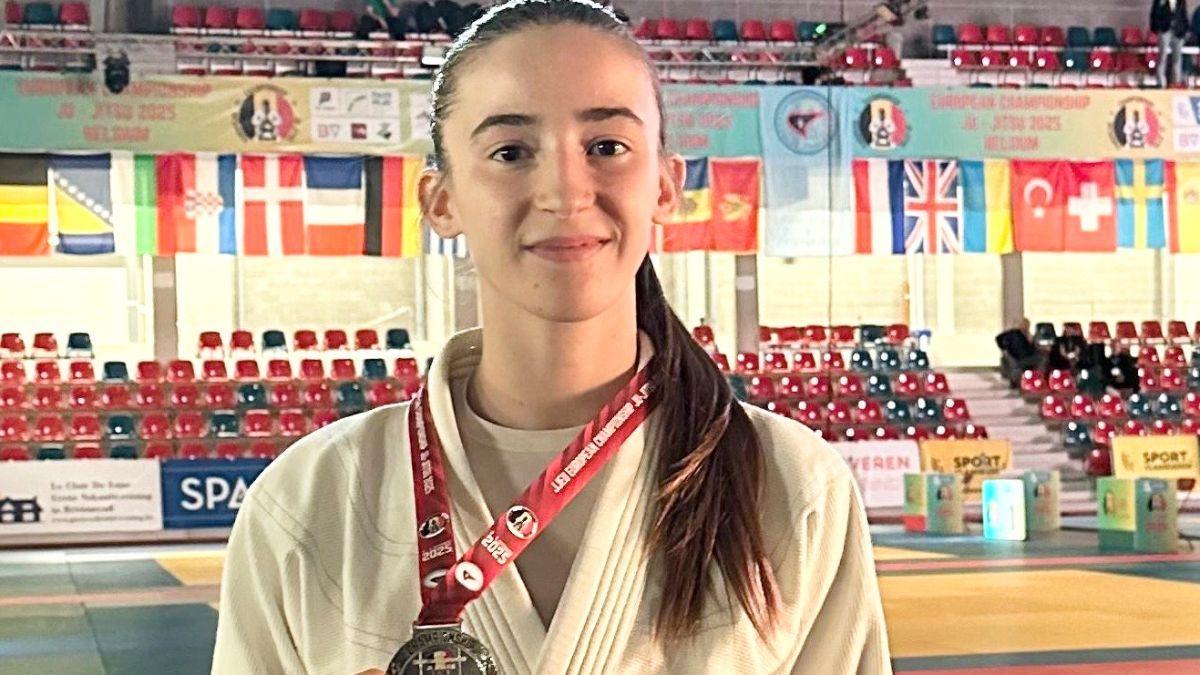 Júlia Beltrán amb la medalla de subcampiona d’Europa de Jiu Jitsu