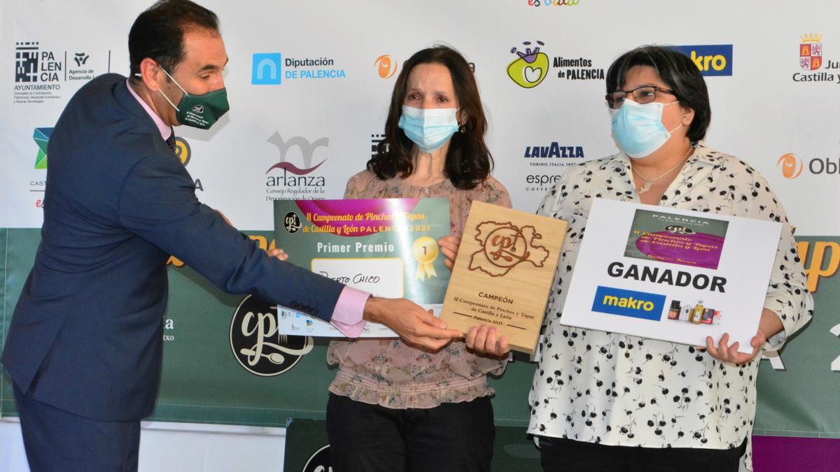 El alcalde de Palencia entrega el primer premio del concurso a Isabel González y Teresa Cordero.