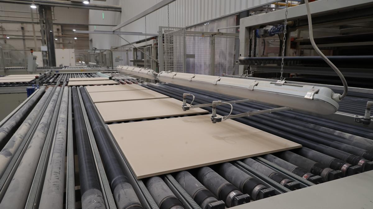 Proceso de producción de azulejos en una empresa cerámica de la provincia de Castellón.