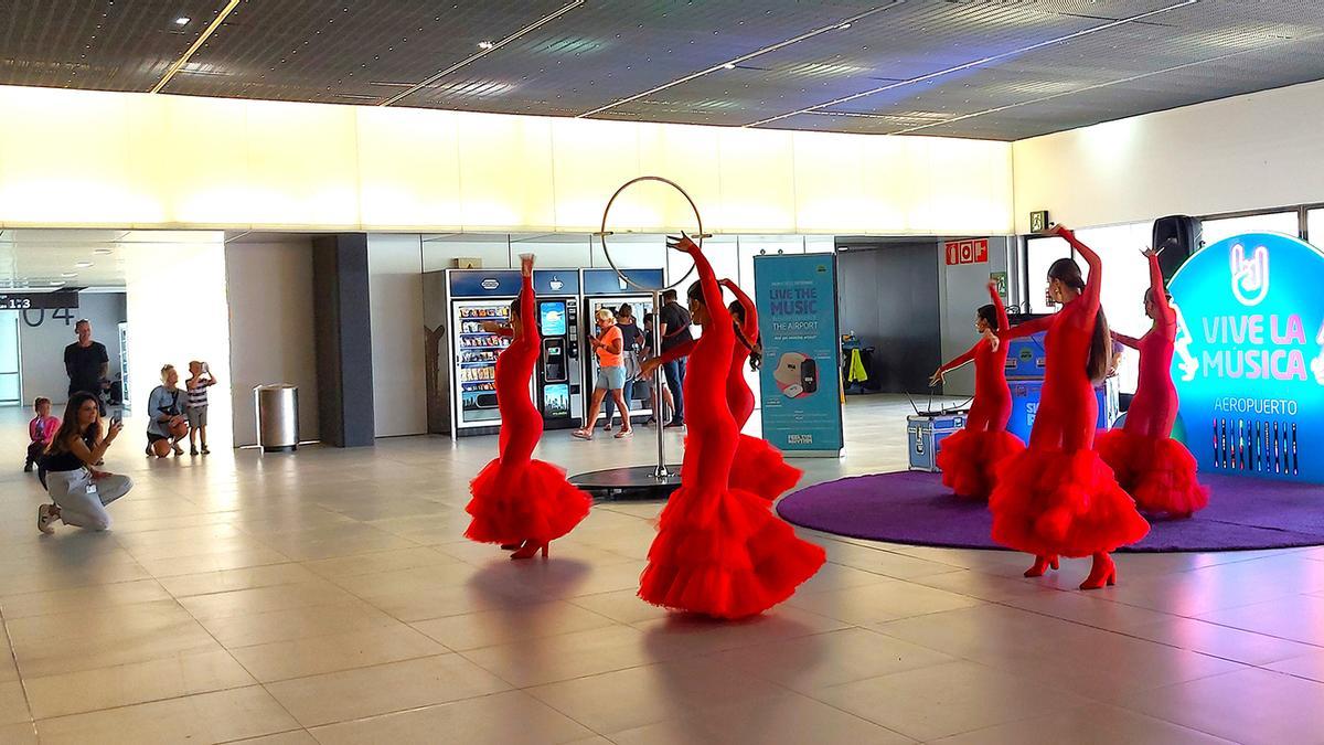 Actuación de un grupo de bailarinas en el aeropuerto.