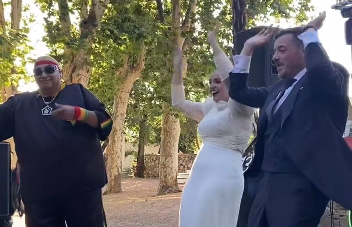 King África y los novios bailando 'Paquito el chocolatero'