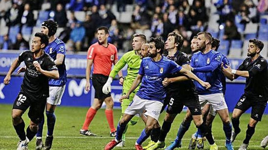 El exdeportivista Arribas, en una jugada de ataque del Oviedo ayer en el Tartiere.