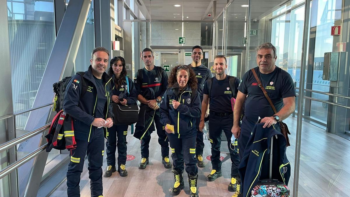 Los bomberos de Málaga, antes de volar hacia La Palma.