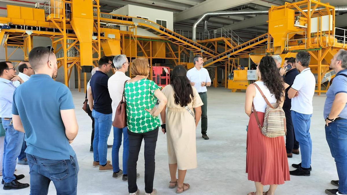 El gerente del consorcio, al fondo, explica a los participantes en la jornada la nueva instalación.