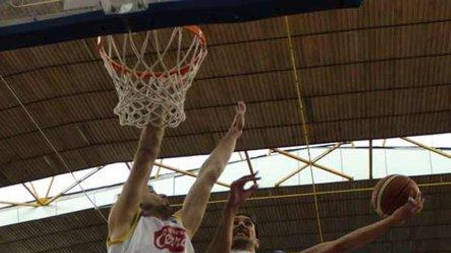 Víctor Pérez entra a canasta ante la oposición de Otegui.| oviedo baloncesto