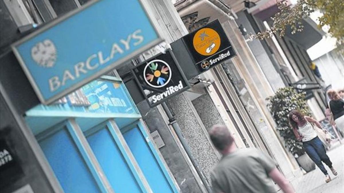 Oficina de Barclays junto a una sucursal de CaixaBank, en Barcelona.