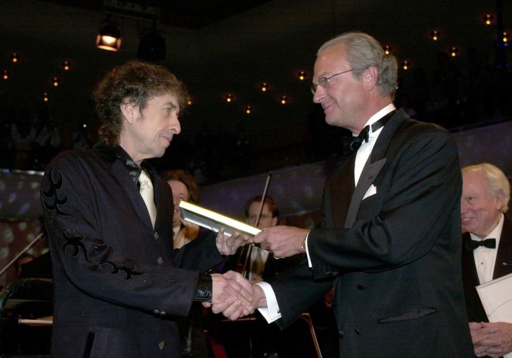 Bob Dylan y el violinista Issac Stern ,durante el cumpleaños del rey Gustavo de Suecia en el año 2.000.