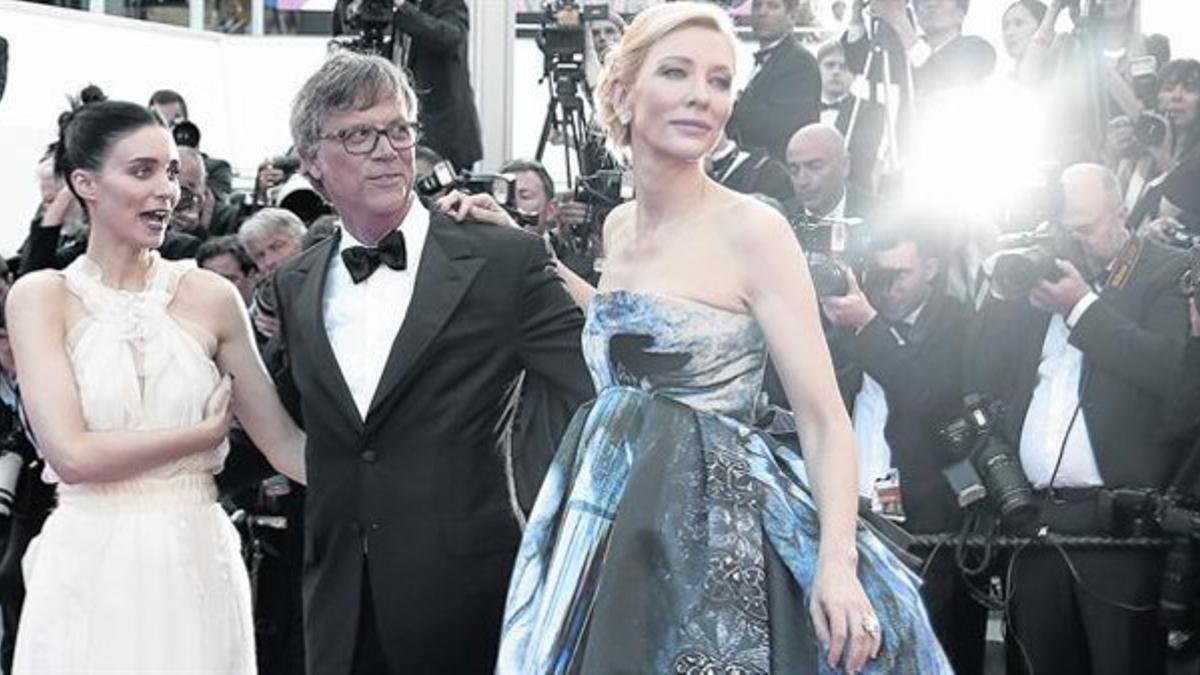 De izquierda a derecha, Rooney Mara, Todd Haynes y Cata Blanchett, anoche, en la alfombra roja de Cannes.