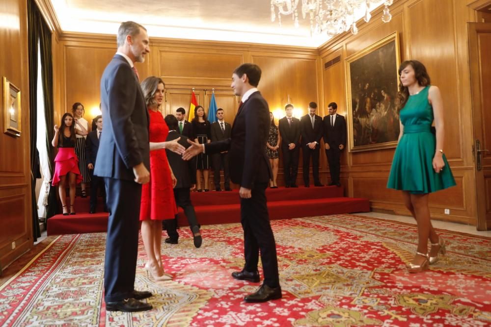 Los Reyes reciben a los mejores estudiantes de la Universidad de Oviedo.