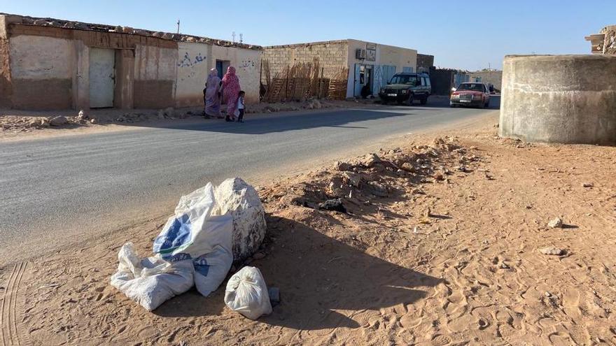 Basura acumulada en espacios públicos del campamento de Tinduf, que el servicio que financiará Nigrán retirará.