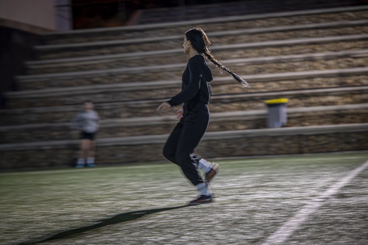 Entrenamiento del primer equipo de fútbol femenino que se crea en el barrio de La Mina