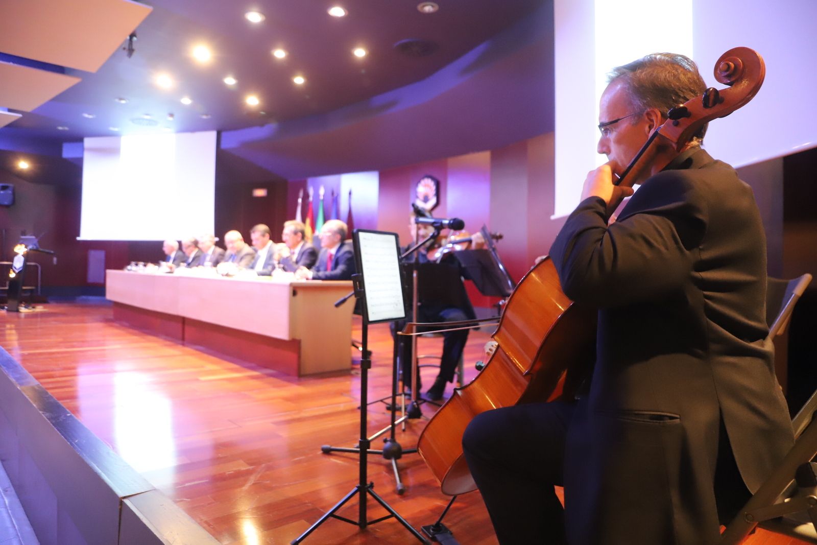 El presidente de la Audiencia presenta 'Los latidos del alma'