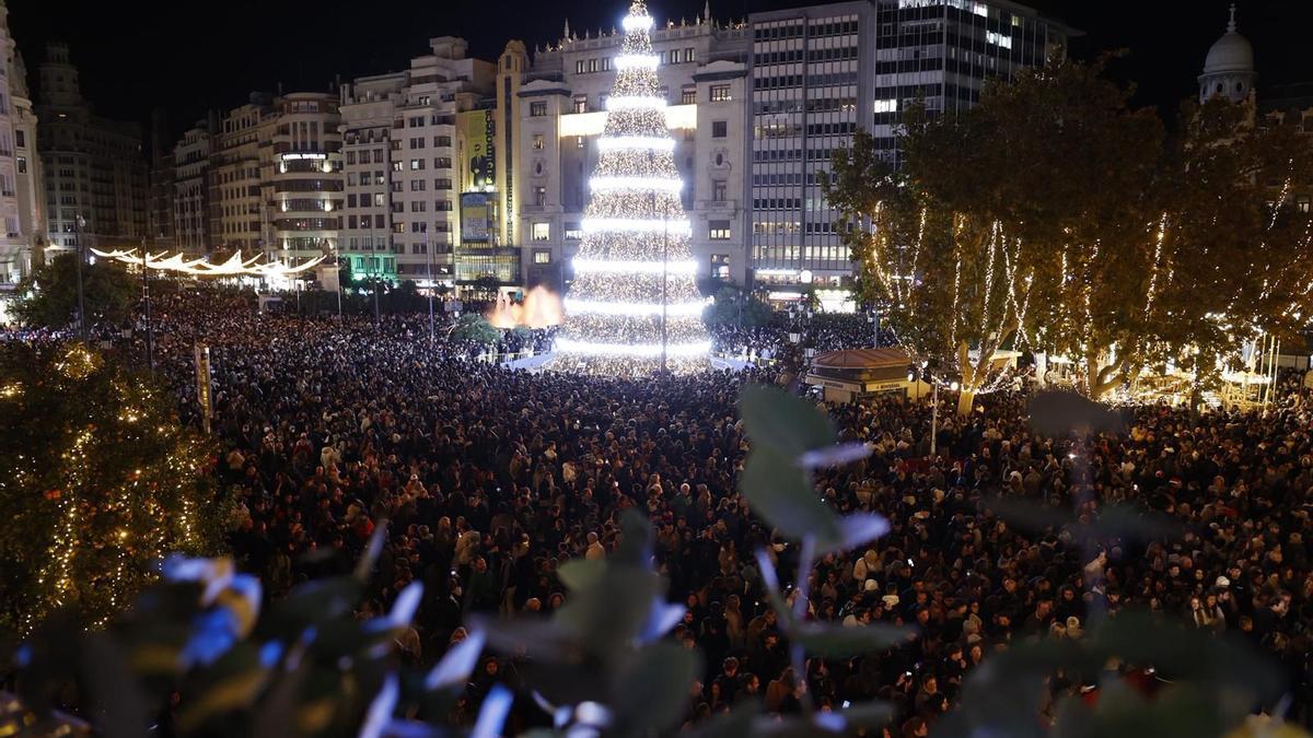Aglomeración de personas para ver el encendido de luces.