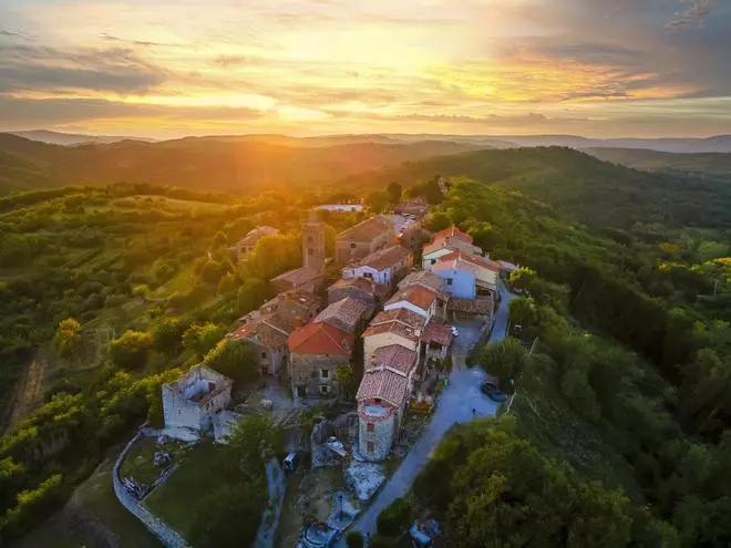 Un paseo por Hum, la ciudad más pequeña del mundo repleta de historia y tradición