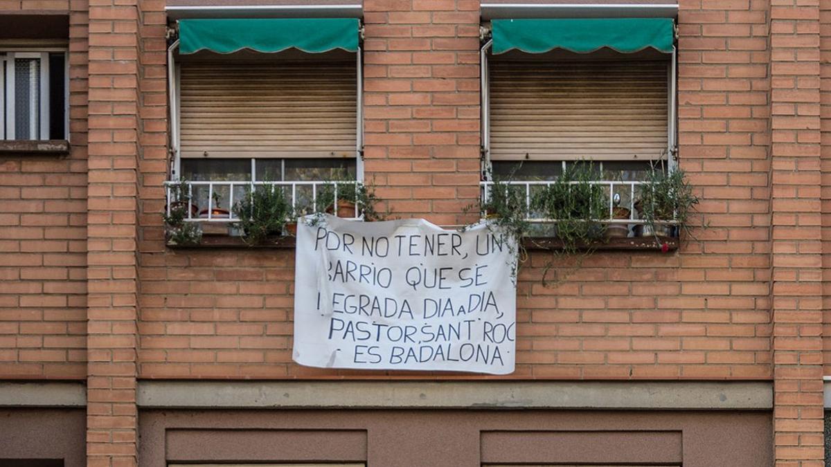 Pancarta contra la degradación de Sant Roc, dirigida al alcalde de Badalona, Àlex Pastor, en un edificio del barrio