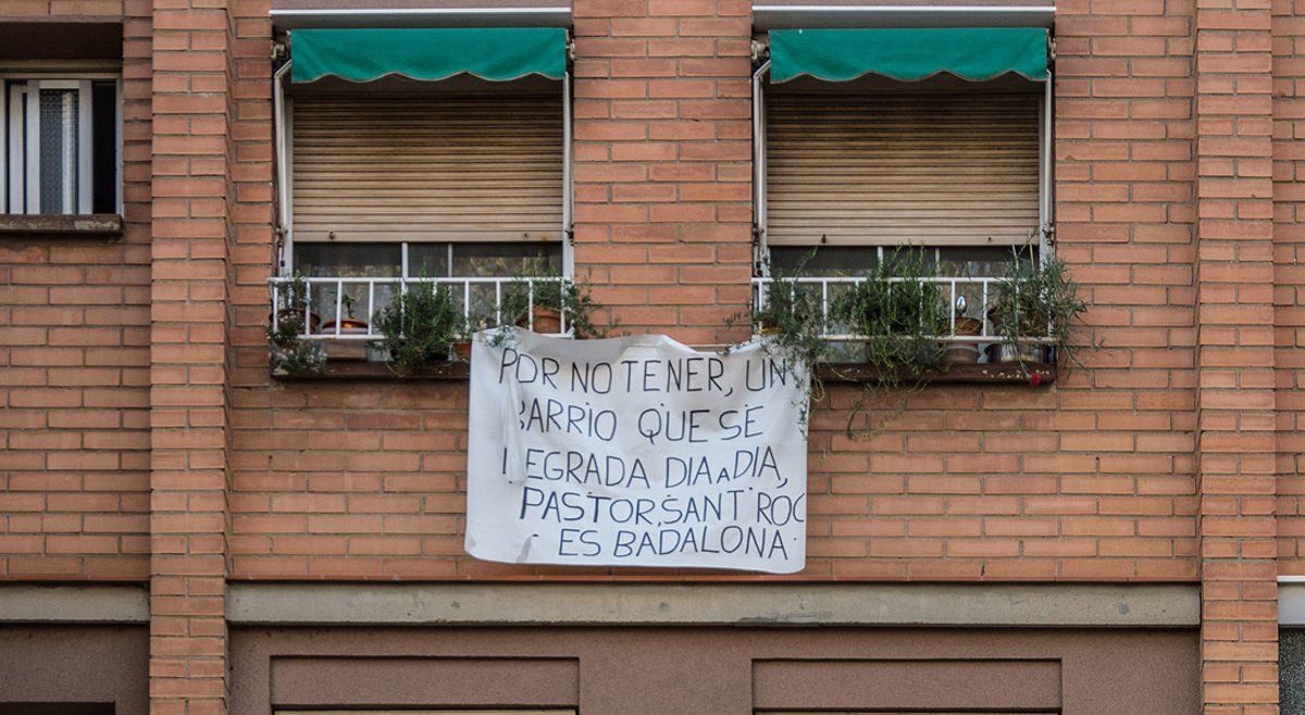 Pancarta contra la degradación del barrio de Sant Roc, al sur de Badalona.