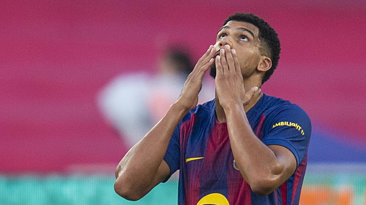 Araujo se arrodilla para agradecer el gol del triunfo durante el partido de liga entre el FC Barcelona y el Girona