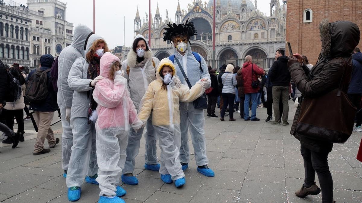 Ciudadanos con mascarillas, en Venecia, donde se han suspendido los carnavales.