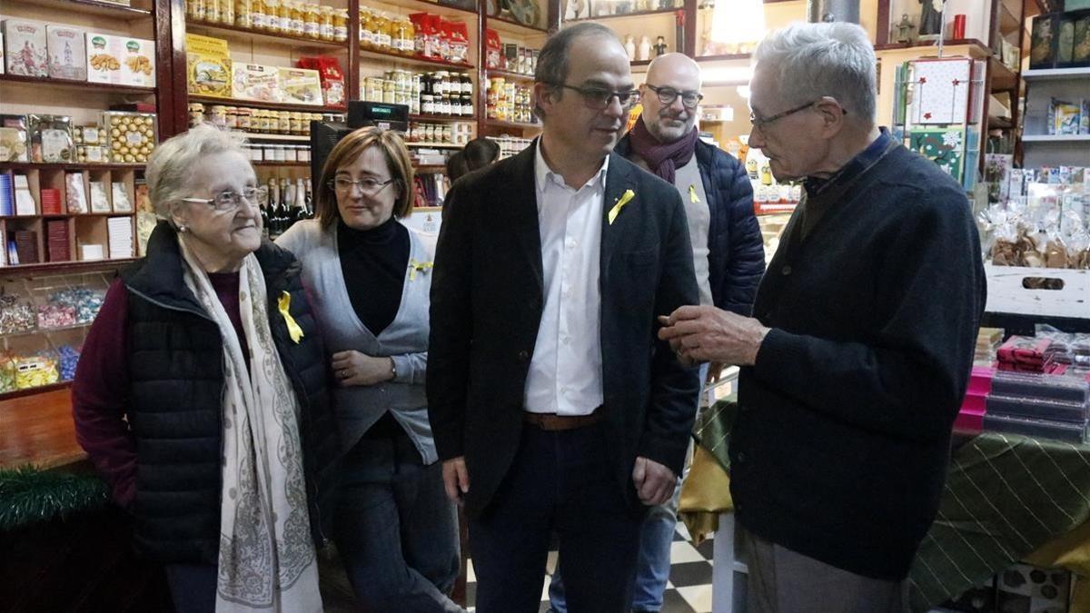 Jordi Turull ha visitado esta mañana a los padres de Carles Puigdemont en la pastelería familiar.