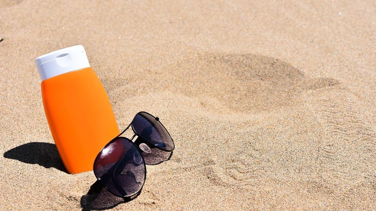 La crema solar es el mejor aliado en la playa.