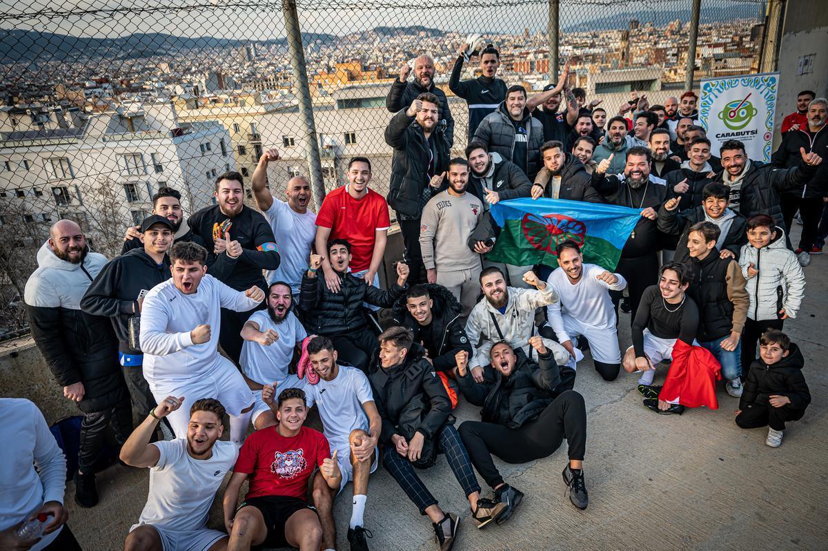 Jugadores de la Kings League gitana posan en el campo municipal de la Satalia, con Barcelona al fondo.