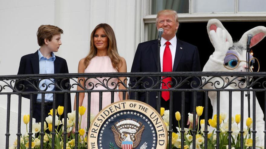 Los Trump, en su primera carrera de huevos de Pascua.