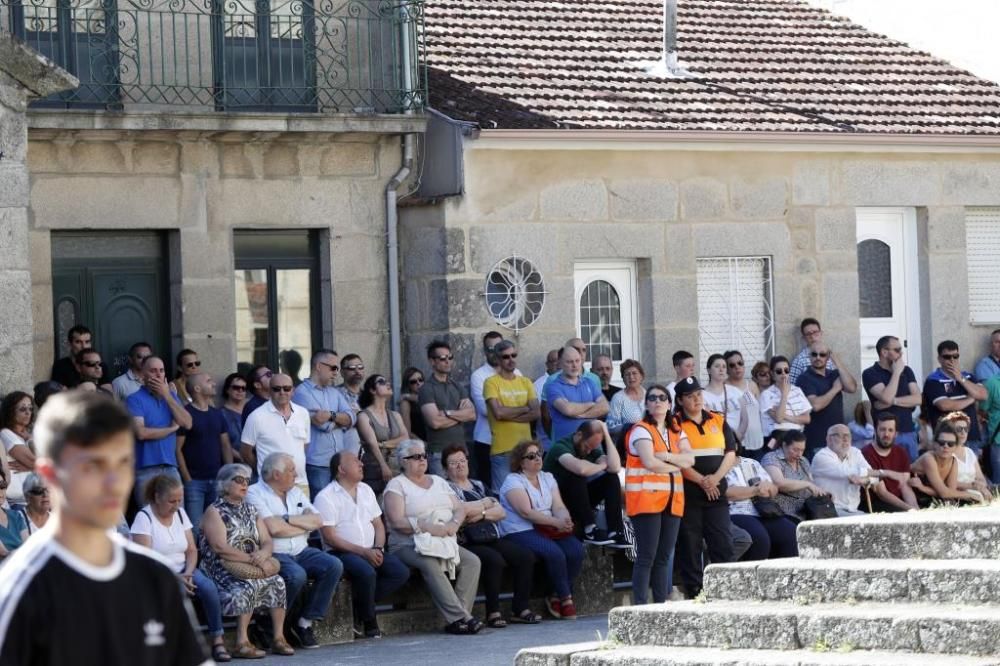 Redondela se vuelca y arropa a las familias de las víctimas de la AP-9