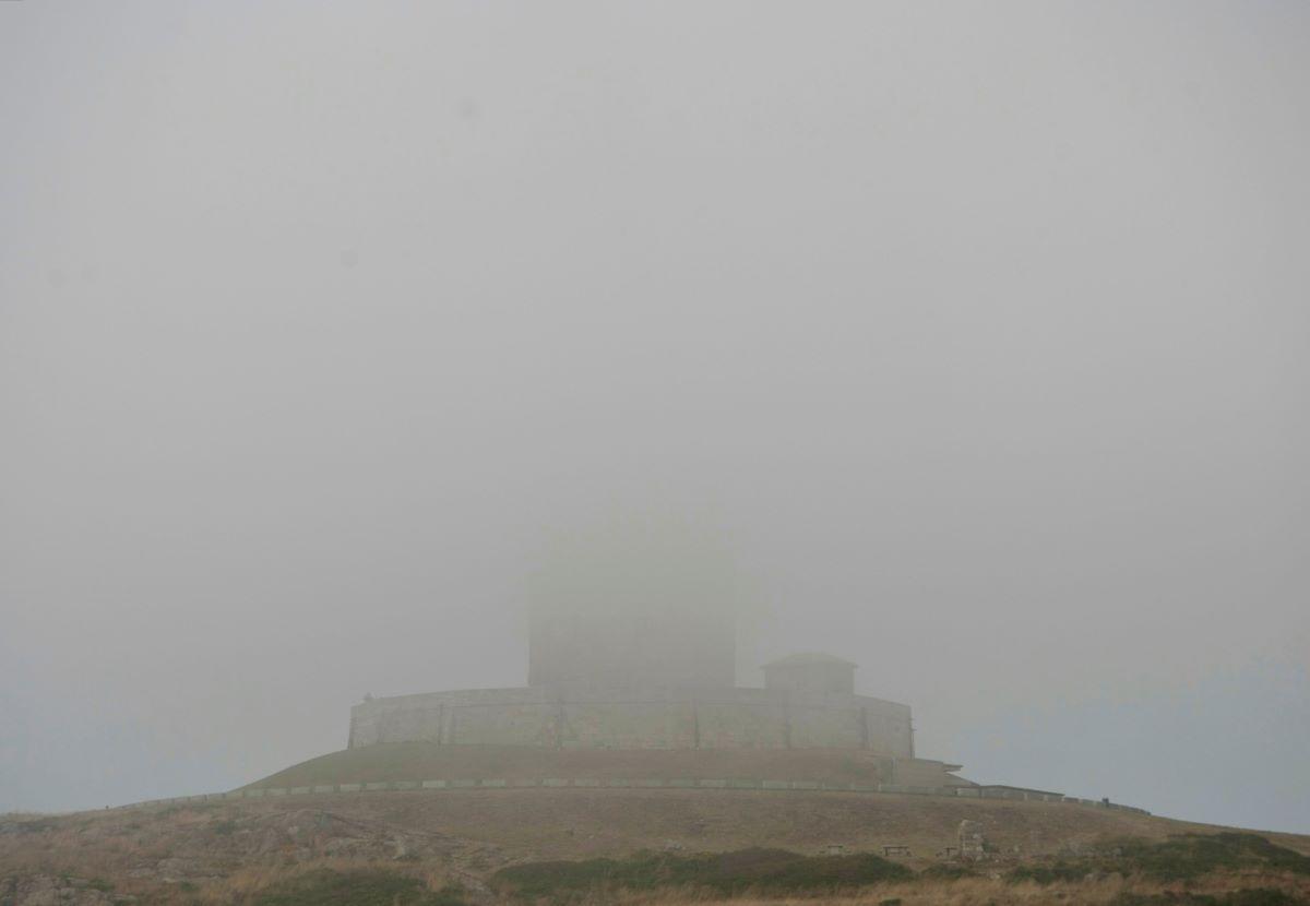 La niebla cubre la Torre de Hércules.