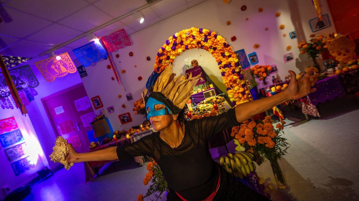 Así es el altar de los muertos comunitario del Poble-sec