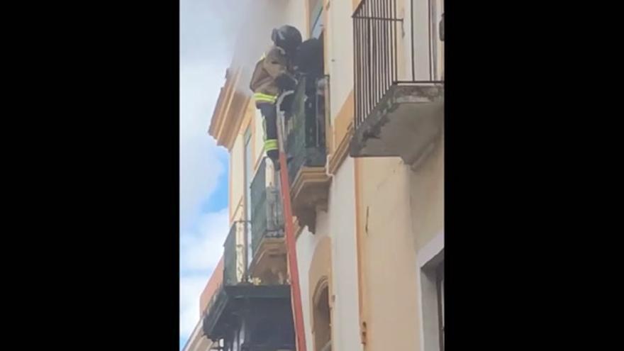 Los bomberos de Badajoz rescatan a un bebé de un incendio