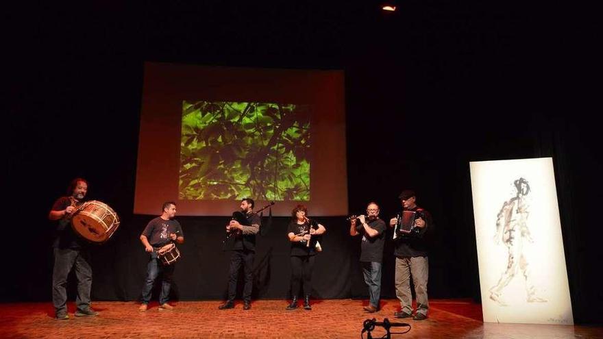 Actuación de Os Chichisos en el recital &quot;A poesía do mundo vai polo río dos Gafos&quot; // Gustavo Santos