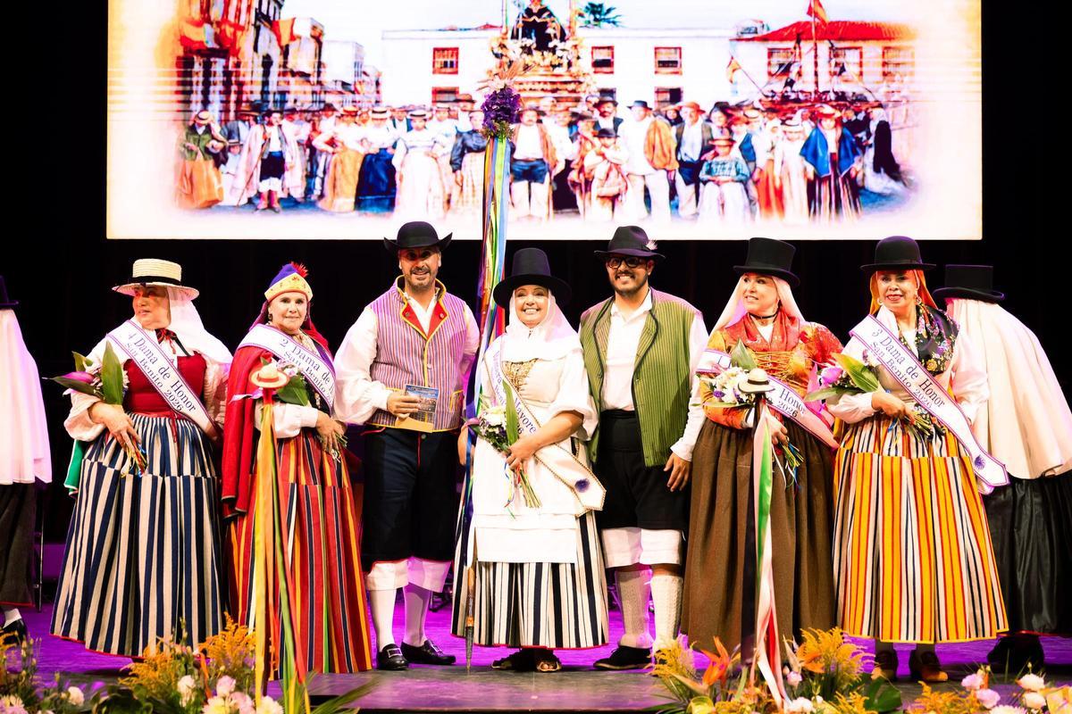 En la categoría de Mayores, la corte de honor de Milagros Báez estará formada por Rosa María Fragoso, Elsa Amada Fernández, Jacqueline Sinisterra y Candelaria Delgado.