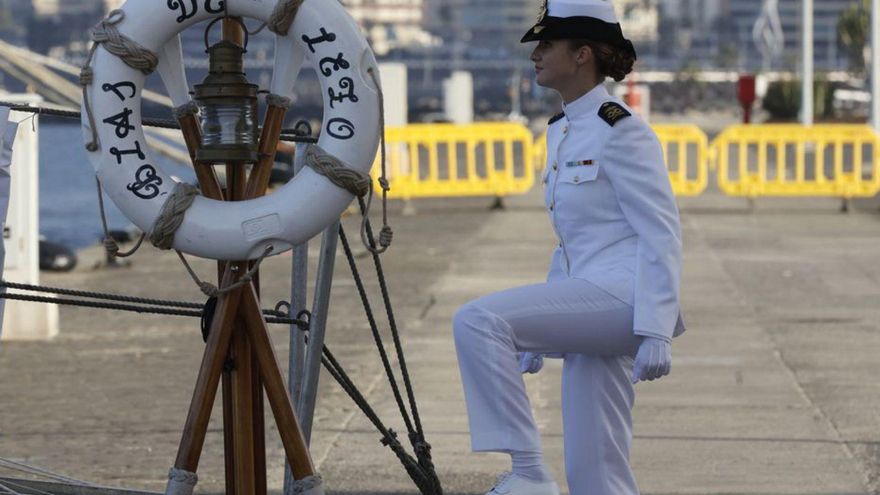 Leonor, embarcando en la fragata, en Las Palmas.