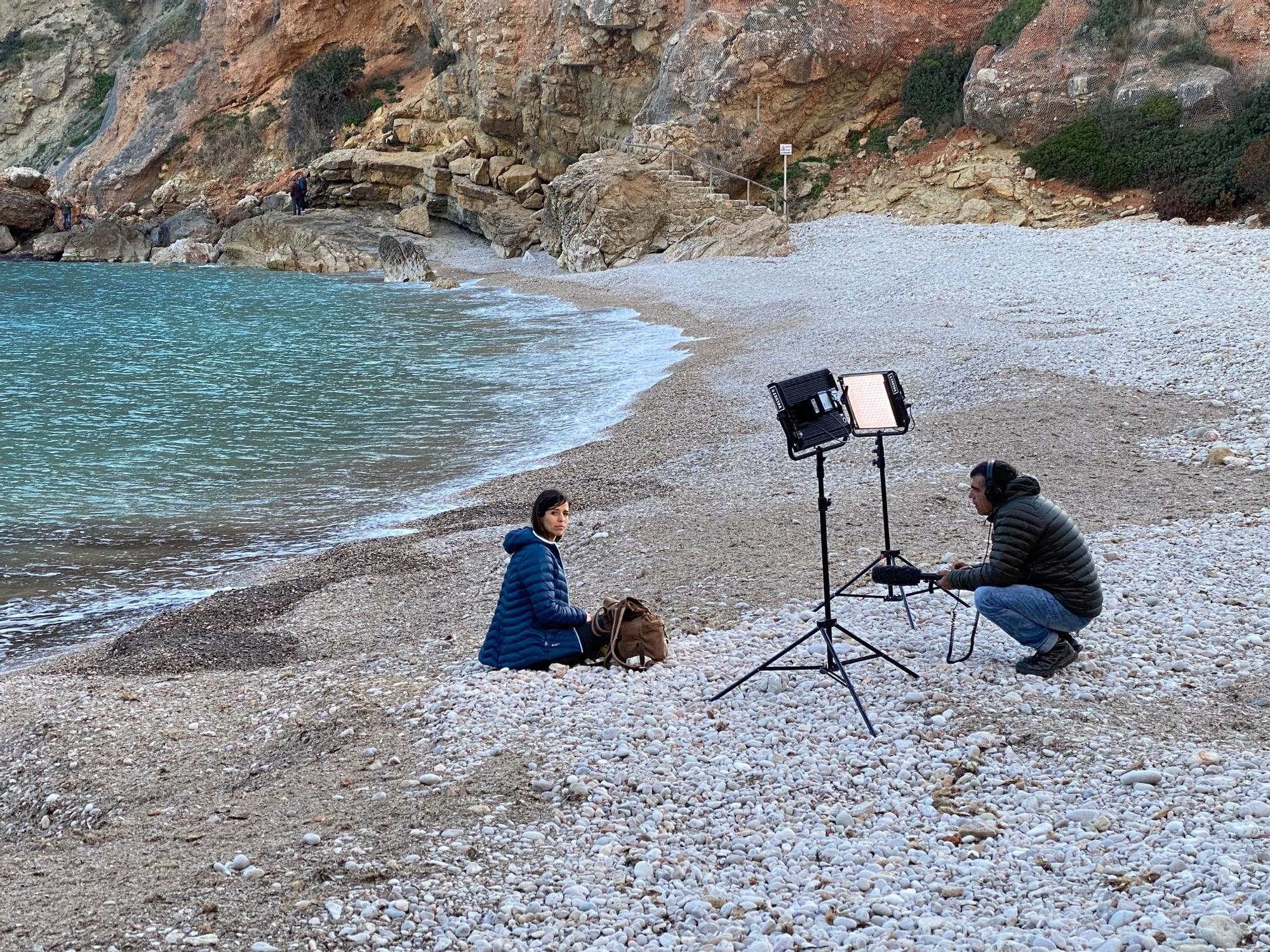 El equipo de ¡Qué animal! ser prepara para la grabación de Pieles en la cala La Granadella, Xàbia