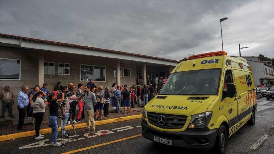 La ambulancia regresó con el médico cuando estaban los vecinos protestando. // Iñaki Abella