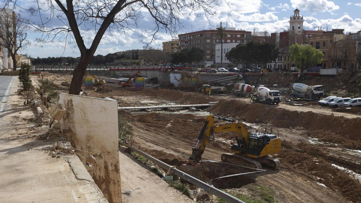 Reconstrucción del barranco del poyo en Picanya junto al puente provisional, hace unas semanas.
