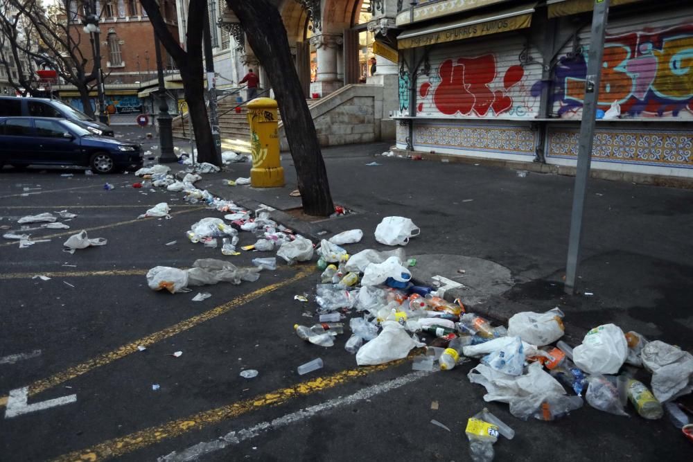 Orines y vandalismo en la Lonja tras una verbena