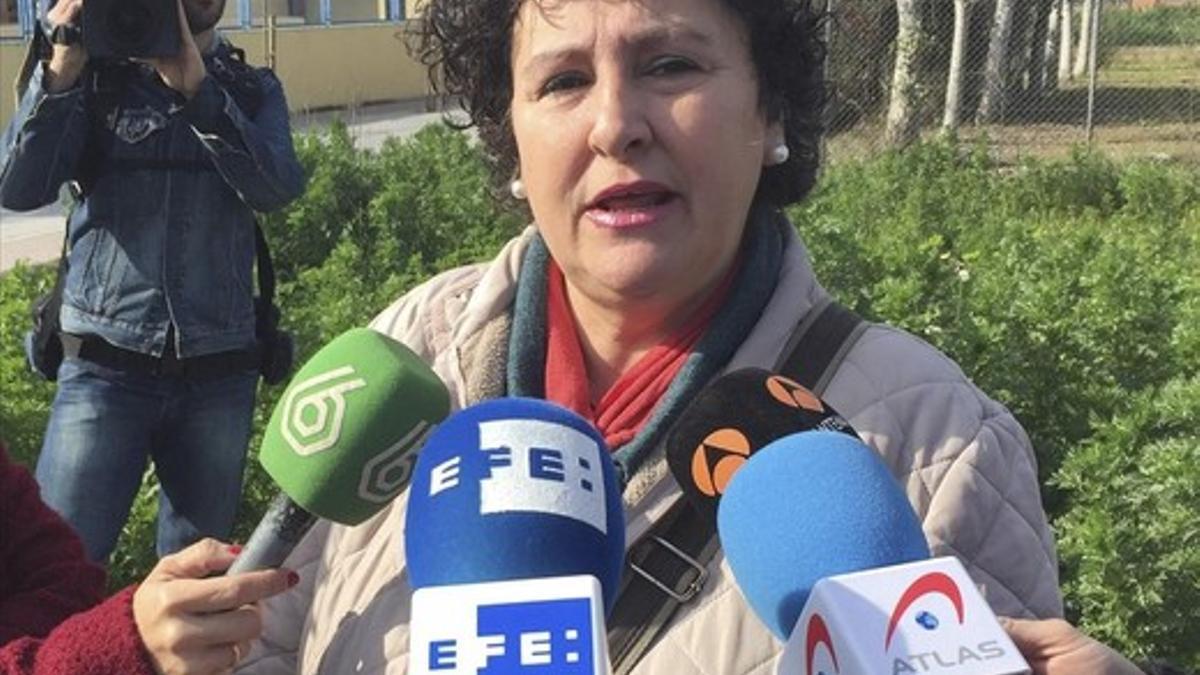 La sevillana Maria Salmeron en declaraciones a los periodistas hoy en Sevilla.