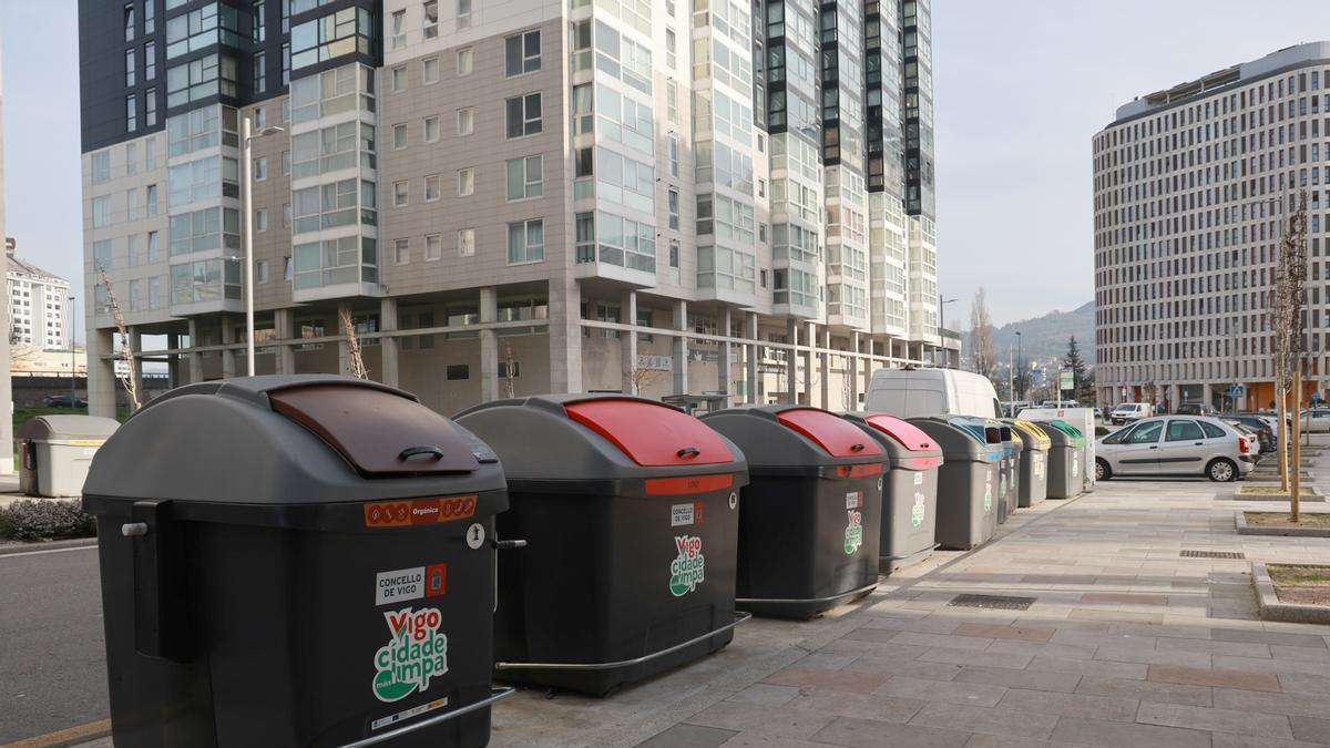 Contenedores de basura en la rúa Teixugueiras.