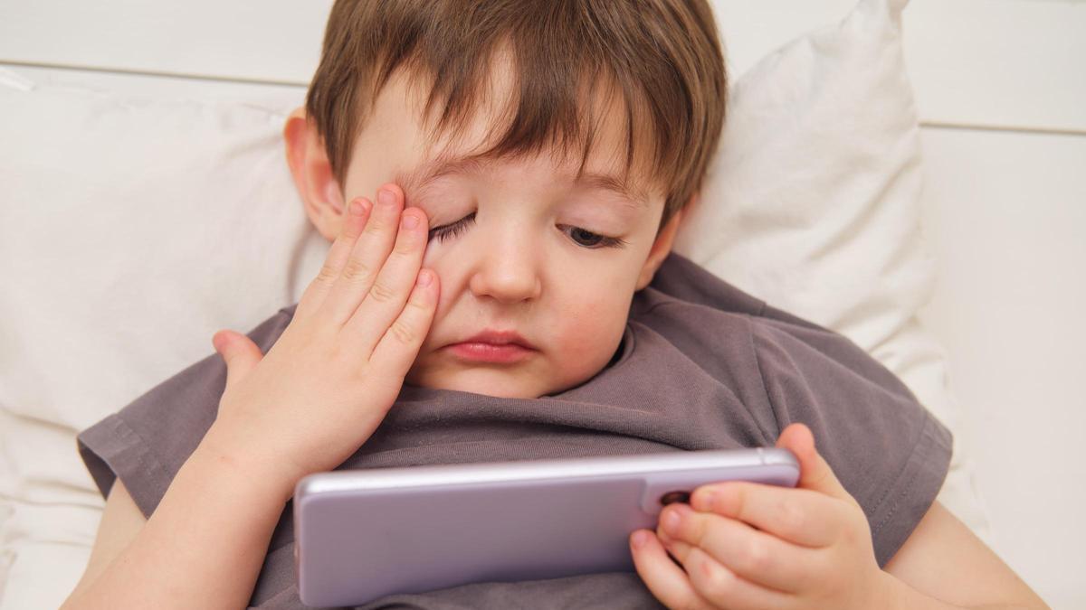 El exceso de dispositivos electrónicos puede afectar al descanso, la actividad física y las relaciones sociales de niños y adolescentes.