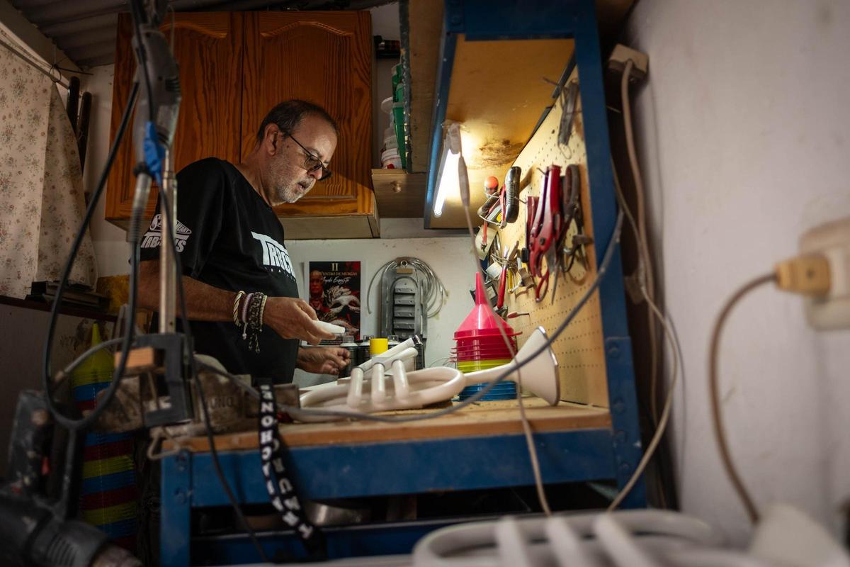 Lolo Expósito, de mascota de Lengüines a artesano de trompetas.