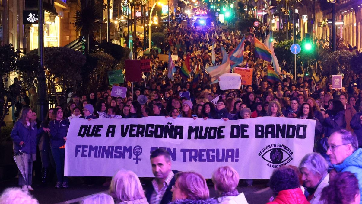 Miles de personas participan en la manifestación por el centro de Vigo con motivo del Día Internacional contra la Violencia de Género .