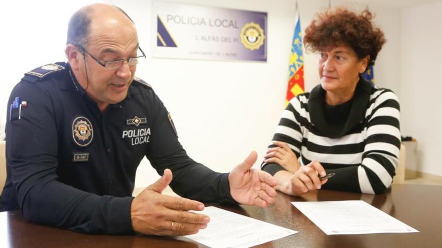 El jefe de la Policía Local de l&#039;Alfàs y la edil de Seguridad.