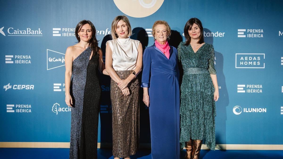 La vicepresidenta de Prensa Ibérica, Arantza Sarasola, junto a sus hijas Idoia, Ainhoa y Susana, consejeras del grupo de comunicación.