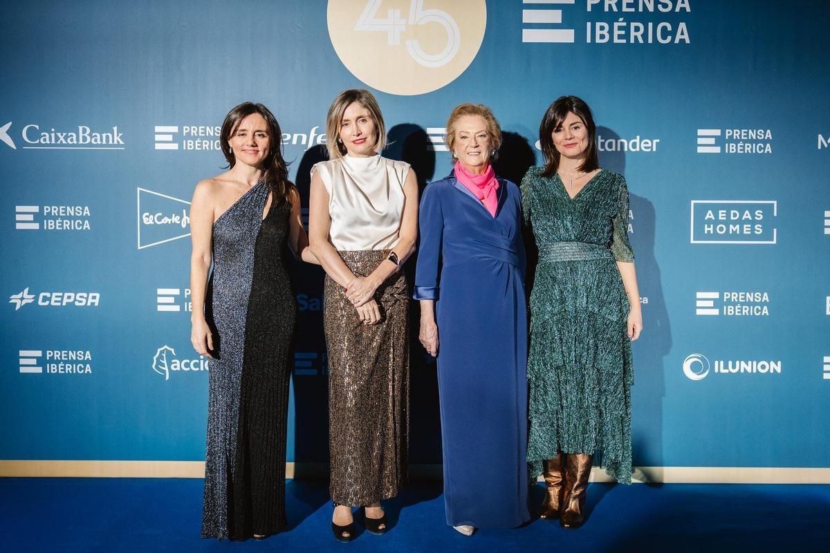 La vicepresidenta de Prensa Ibérica, Arantza Sarasola, junto a sus hijas Idoia, Ainhoa y Susana, consejeras del grupo de comunicación.