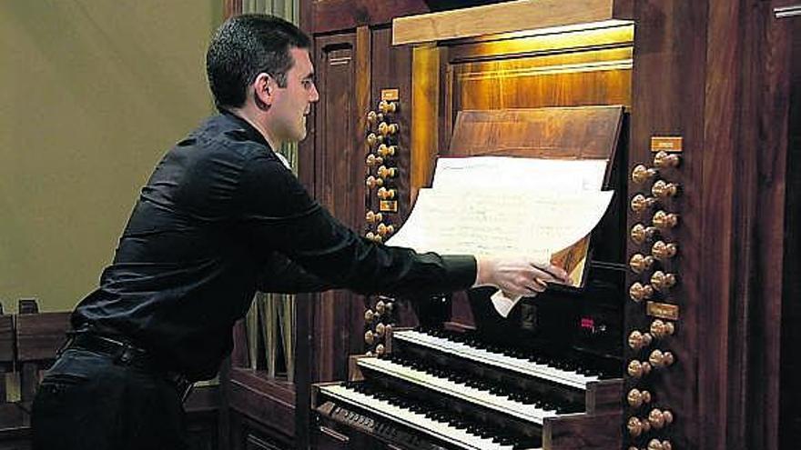 El sacerdote Rubén Díez ofrece en San Pedro un recital de órgano con obras de Bach y Cabena