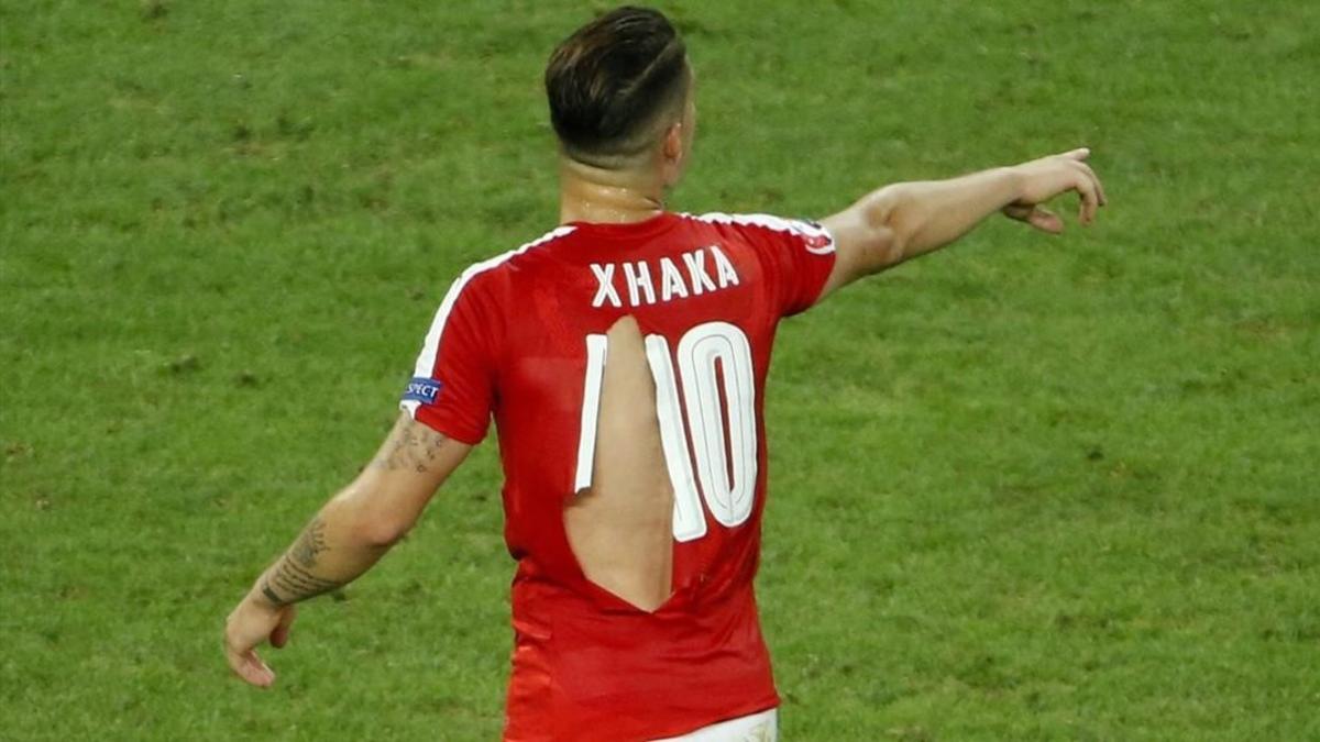 Las camisetas rotas de Suiza durante el encuentro ante Francia